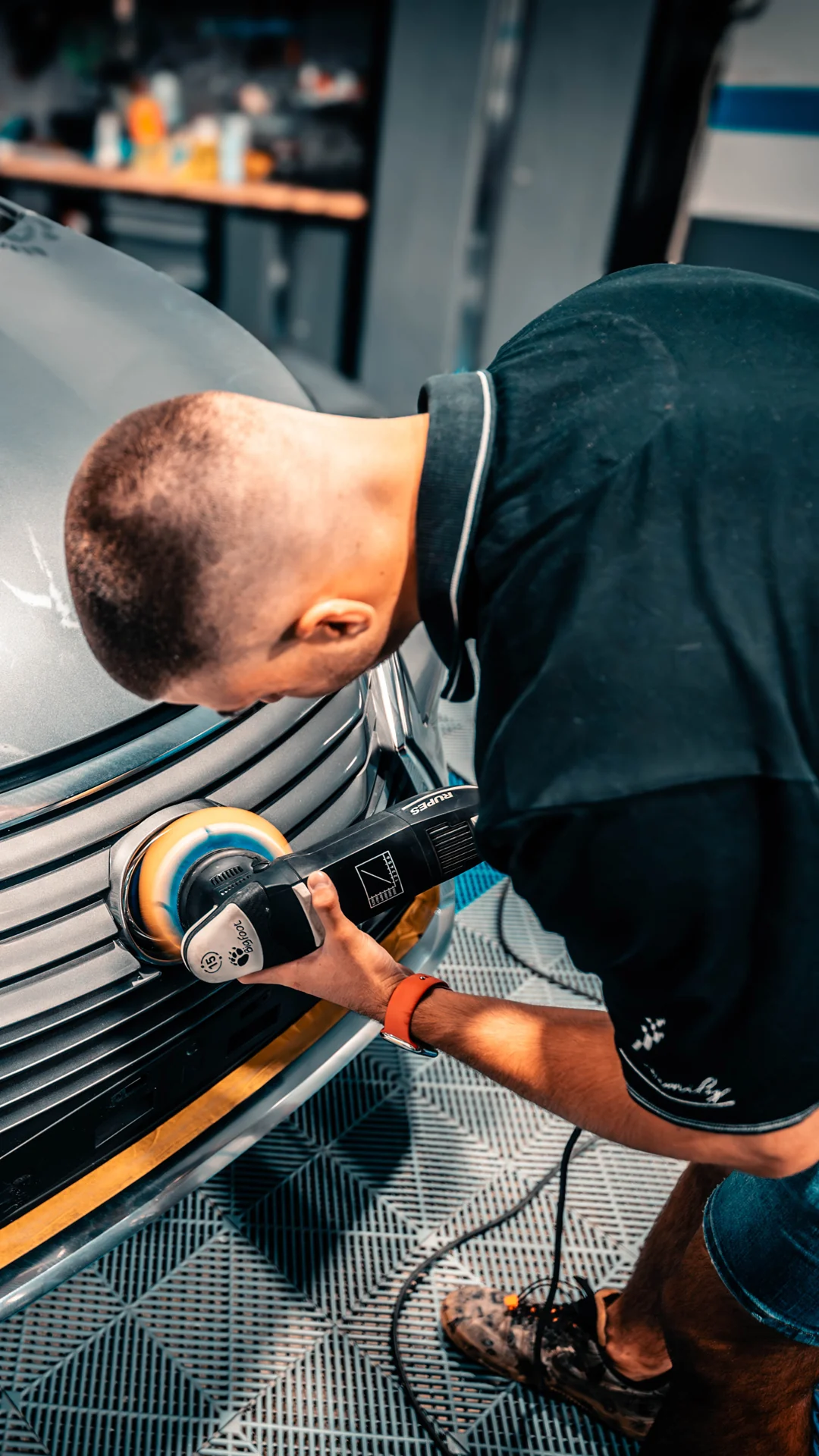 Lucas la o lucrare de polish auto